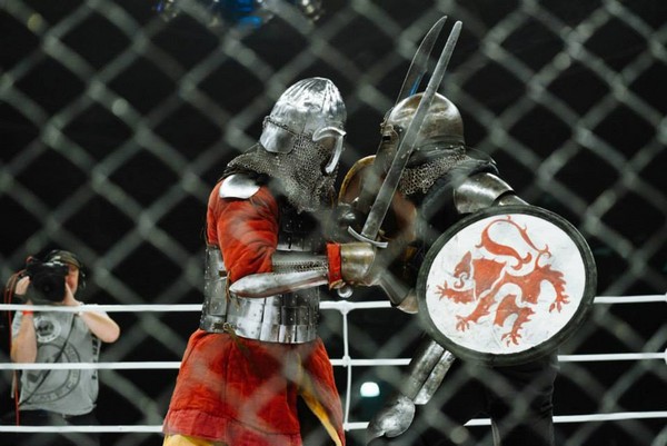 拳脚逊掉!M1新玩法:中世纪骑士剑斗 | 键盘大柠