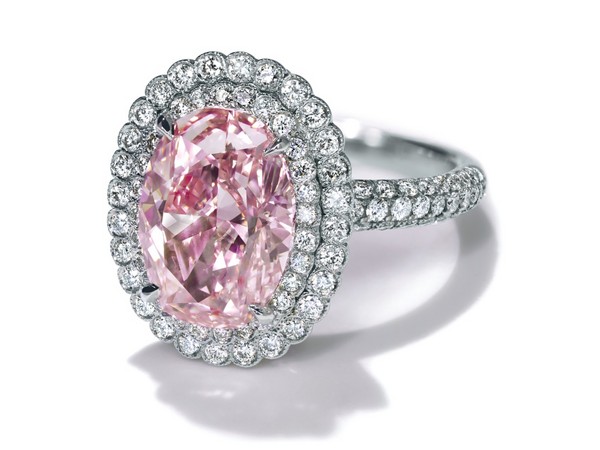 tiffany 4.16克拉椭圆形浓彩粉红钻石铂金戒指,nt$247,400,000元.