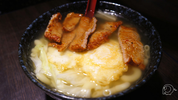 豬排雞蛋湯通粉(套餐190元含飲料) 湯的通心粉老K跟美姬都是第一次吃到,這麼特別的名字當然有先問服務人員是什麼,聽到是雞湯煮的通心粉美姬她就放心的點了XD這湯喝起來有點像雞絲麵的那種湯,當然是好喝的雞絲麵,你能想像雞絲麵裏面放通心粉嗎XD