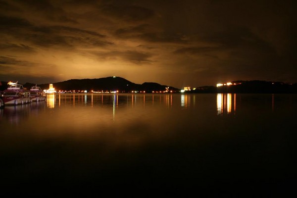 南投日月潭夜景.(图/翻摄自维基百科)