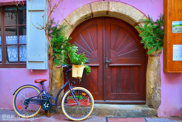 童话小镇特别适合孩子玩耍,旋转木马,小飞机等等.