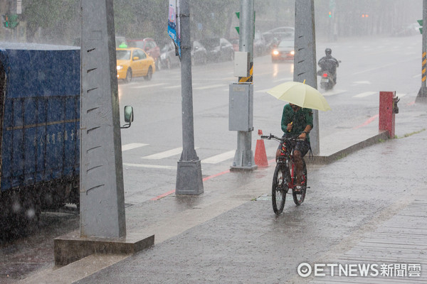 下雨天,大雨,豪雨,天氣,行車安全,雨天行車,交通安全,腳踏車,自行車,單車（圖／記者季相儒攝）