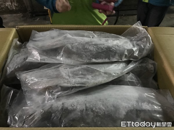 ▲黑心海鮮流竄台南外燴　熟凍龍蝦「過期2年」照樣賣！。（圖／食藥署提供）
