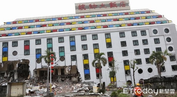▲▼在206地震中，原高11層樓的統帥大飯店1到3樓塌陷被埋。（圖／記者季相儒攝）