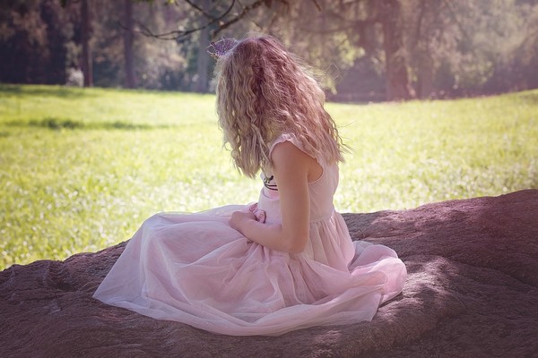 ▲女孩,野餐,洋裝,粉色,捲髮,金髮。（圖／取自免費圖庫Pixabay）