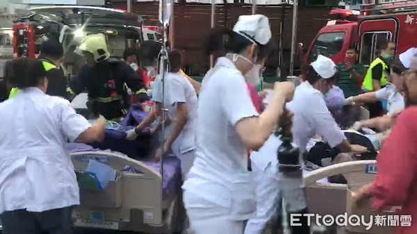 跨坐病患CPR！護理師拍肩喊：阿嬤　台北醫院火警16人無生命跡象。（圖／記者趙永博攝）