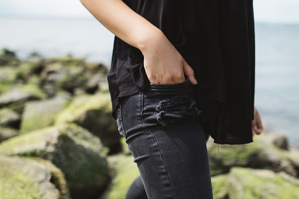 ▲牛仔褲,手插口袋。（圖／取自免費圖庫Pixabay）