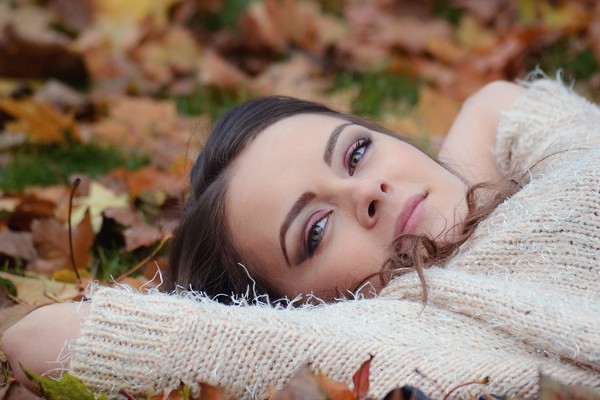 ▲女生,外國人,女人,秋天,落葉。（圖／取自免費圖庫Pixabay）