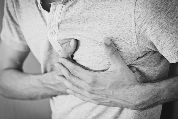 ▲▼ 男性胸部,胸部,心痛,。（圖／翻攝自pixabay）