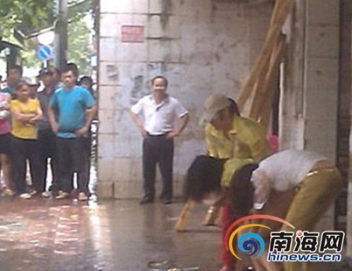 海南岛凶悍人妻扒掉短裤 小三大街光下体还被拍照