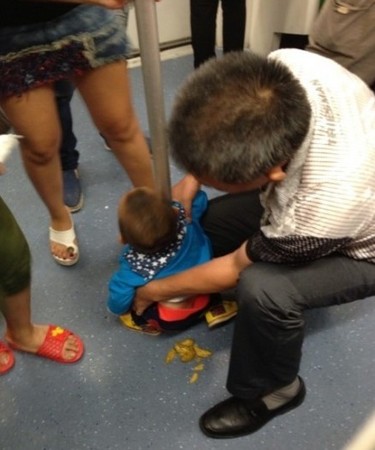 上海地铁又有小孩拉屎 乘客误踩臭翻天