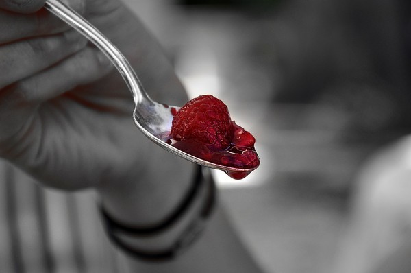 ▲▼癌症,手術,喉嚨,湯匙,餵食,紅莓。（圖／翻攝自pixabay）