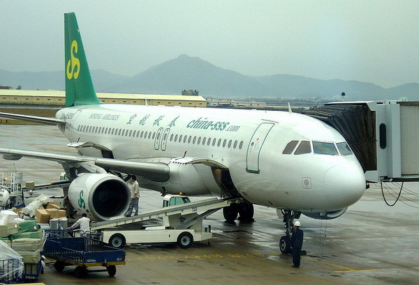 旅遊中心/台北報導 大陸春秋航空擬增 闢上海浦東往返花蓮航線,開通兩地直航班次,花蓮縣長傅崐萁表示樂觀其成,並建議結合太魯閣峽 谷、七星潭等景點,推出套裝旅遊。 大陸春秋航空台灣分公司總經理汪束雨,19日拜會花蓮縣長傅崐萁,針對春秋航空力闢上海浦東往返花蓮 航線,希望能突破大陸航線係數已達上限的困境,提前開通兩地直航班次。 春秋航空。(圖/取自維基百科) 王束雨表示,春秋航空為旅行社起家的民營廉價航空,「行簡住優」是一貫的經營行銷策略,低成本航空提供優惠票價,並與當地五星飯店合作,鎖定消費潛力高的民間自