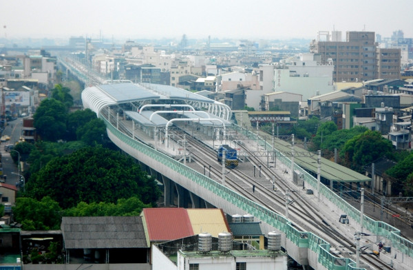 新員林高架車站於今日(11月2日)正式部分啟用。(圖/取自美好生活的連結者粉絲頁,以下同) 記者陳睿中/綜合報導 員林市區鐵路高架化計畫,(花壇=社頭)間永久軌切換依計畫於今日(11月2日)上午順利切換完成,新員林高架車站也部分啟用。新員林高架車站為二座島式月台,並以樹木、竹籃為設計理念,內部還有包括草間彌生等國內外藝術家的公共藝術作品,讓員林車站成為「最想戀愛的車站」 新員林車站內設置有多座國內外藝術家的創作,更添文藝氣息。(圖為作品《時空-綻》) 自1904年開辦業務至今的員林車站已有百年的歷史