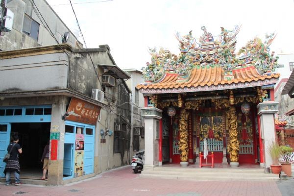 電影總舖師的忠孝街媽祖樓及旁邊的「愛鳳小吃店」仍保留當時電影場景。(圖/台南市政府全球資訊網) 交通資訊 一、在台南火車站前大台南公車站,有1、2、5、10、11、18、19等市區公車、紅幹線、紅2支線、綠17支線停靠「西門、友愛街口」站下車。 二、在台南火車站前大台南公車站,搭乘88路觀光公車,可在「神農街」站下車。 三、自行開車可停放有近千格停車位的海安路地下停車場。 持電子票證搭幹、支線公車可享基本里程8公里26元優惠,2小時內轉乘又可享9元優惠。