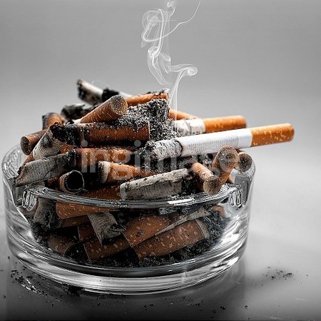 英國一對父母菸癮太重，導致2歲兒長期吸入二手菸。（圖／達志／示意圖）