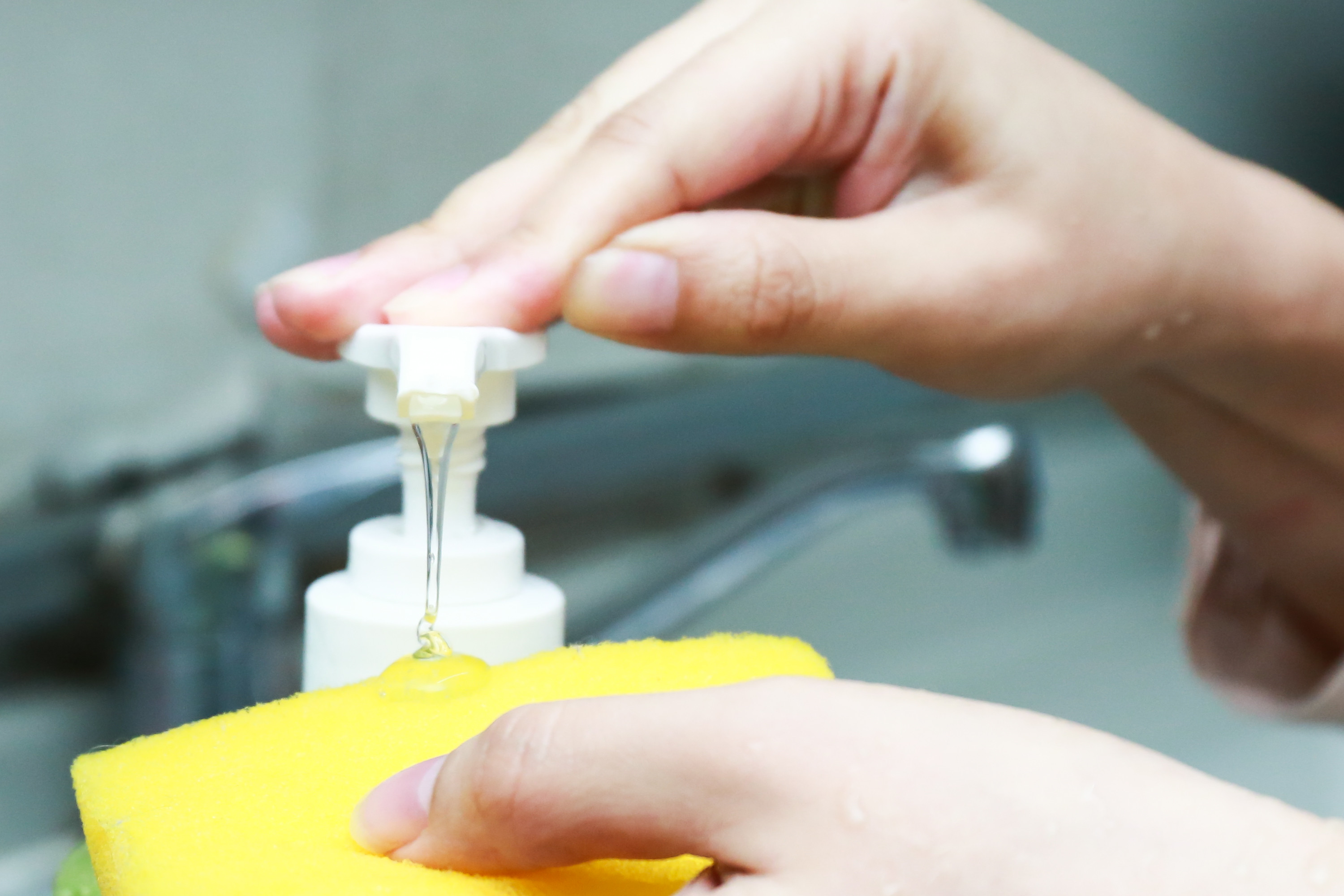許多人都會擔心使用洗潔精洗碗會傷害環境和手部肌膚。