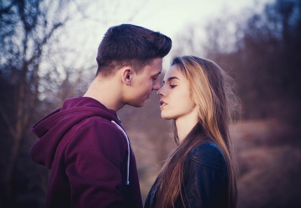 情侶,戀愛,愛情,美好,浪漫,交往,親吻,接吻。（示意圖／Pixabay）