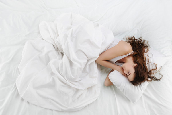 睡覺時盜汗有7大可能原因。