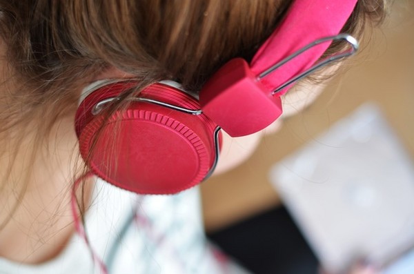 音樂,聽音樂,music,聽隨身聽。（圖／翻攝自LibreStock網站）