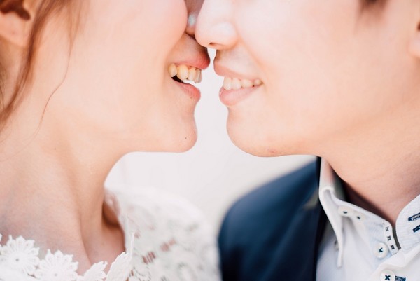 親吻,情侶,情人,兩性,接吻,牙齒。（圖／取自librestock網站）