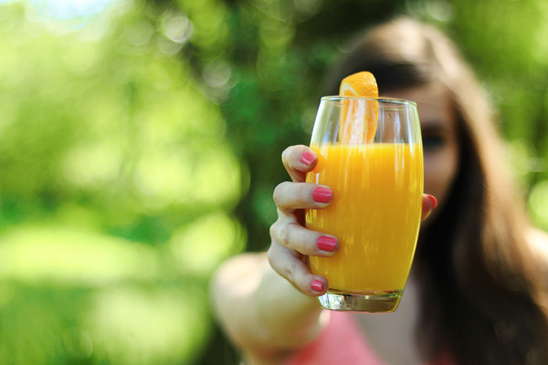 ▲女孩、柳橙汁、果汁、健康。（圖／取自LibreStock）