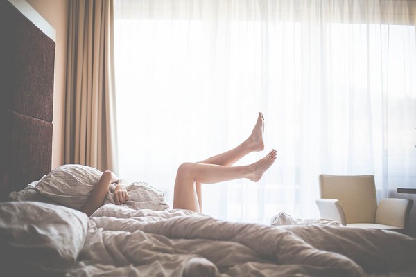 床，起床，棉被，女人，裸露。裸睡。（圖／取自LibreStock網路）