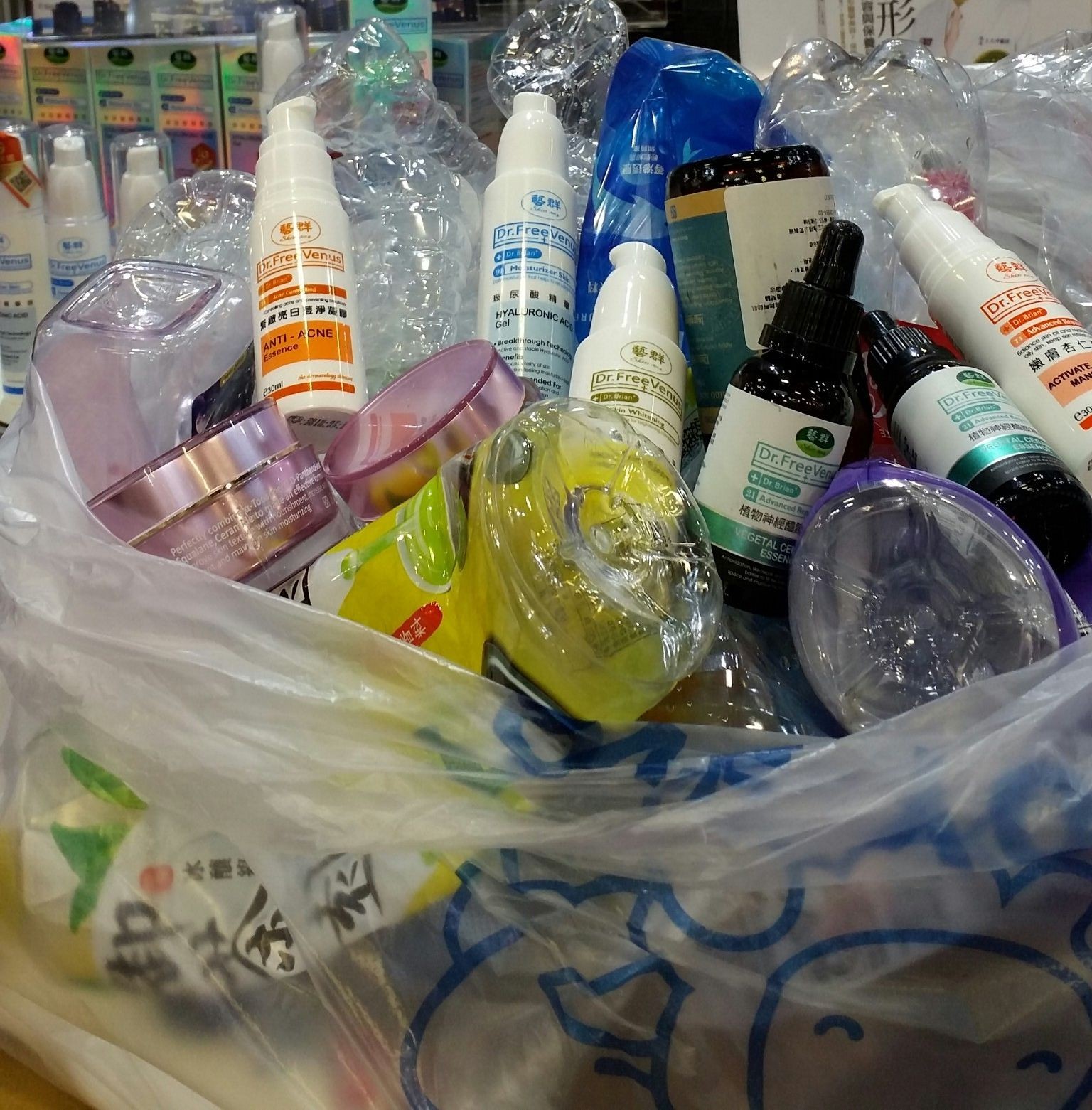 ▲回收保養品空瓶的活動，受到民眾熱列支持。（圖／王正坤提供）