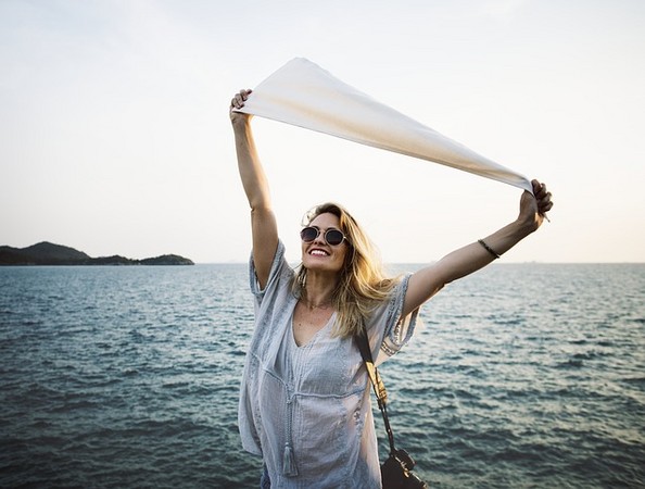 ▲自由,快樂,女人,海邊,海風,出遊,旅行。（圖／翻攝自pixabay）