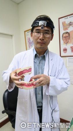 彰化醫院耳鼻喉科主任許嘉方提醒民眾，口腔潰瘍要小心假牙作祟。（圖／彰化醫院提供）