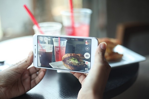 ▲美食攝影,手機成癮,吃飯,用餐,漢堡。（圖／翻攝自pixabay）