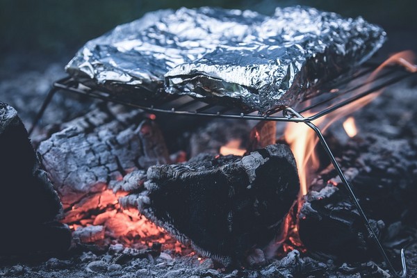 ▲鋁箔紙、烤肉、碳。（圖／翻攝自pixabay）