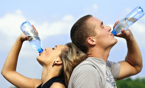 ▲喝水,運動,水,瓶裝水,寶特瓶。（圖／翻攝自pixabay）