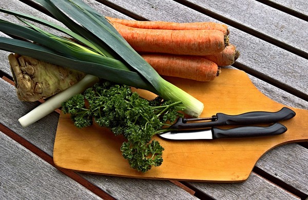▲蔬菜,韭菜,胡蘿蔔,生菜,刀子,砧板,烹飪,廚藝。（圖／翻攝自pixabay）