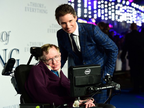 史蒂芬霍金（Stephen Hawking）和艾迪瑞德曼（Eddie Redmayne）。（圖／達志影像）