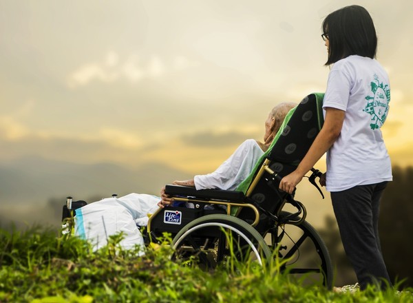 ▲老年,老人,阿公,爺爺,輪椅,生病,復健,照顧,長期照顧,居家照顧。（圖／翻攝自pixabay）