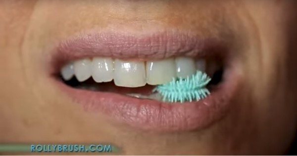▲咀嚼牙刷,行動式牙刷。（圖／翻攝自youtube）