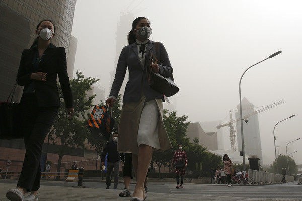 ▲▼北京天氣、空汙、霧霾、大陸國旗、五星紅旗             。（圖／達志影像／美聯社）