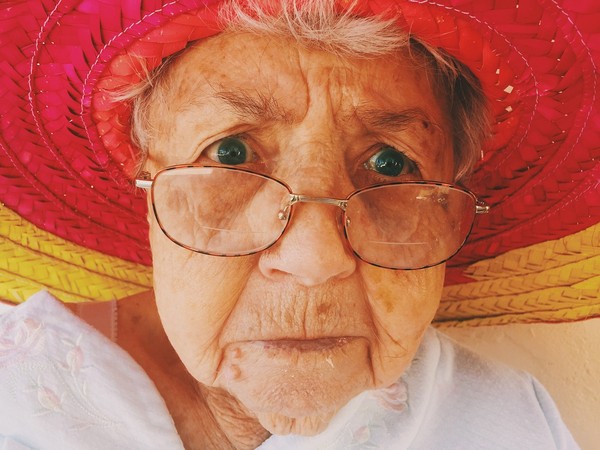 ▲老年,老人,年長,走路,長照,老花眼,皺紋。（圖／翻攝自pixabay）