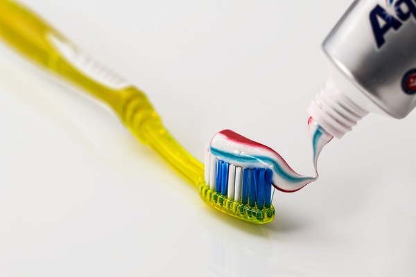 ▲牙刷,牙膏,擠牙膏,刷牙。（圖／取自免費圖庫 Pixabay）