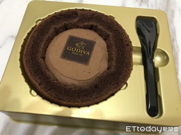 ▲GODIVA黑巧克力慕絲蛋糕。（圖／營養師簡鈺樺提供）