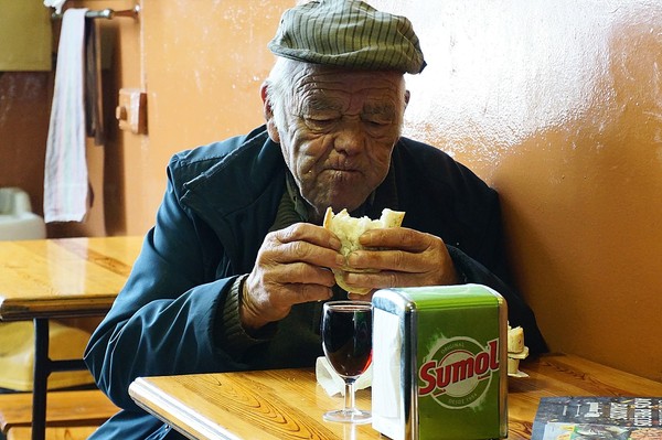 ▲▼老人,年長者,吃,飲食,用餐,麵包,孤獨,年老。（圖／翻攝自pixabay）