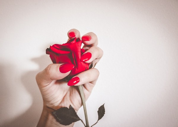 ▲杏仁形指甲,美甲,指甲油,手指頭,玫瑰花。（圖／取自免費圖庫Pixabay）