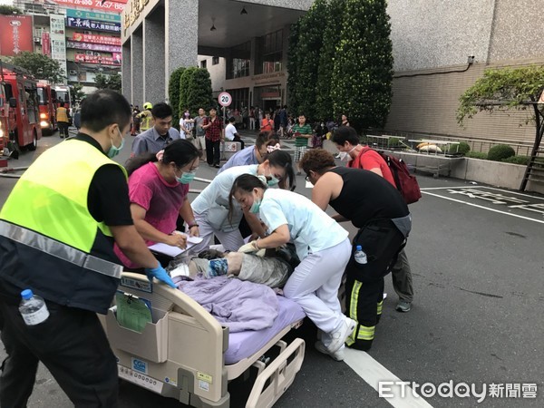 快訊／台北醫院7樓安寧病房火警14人無生跡4傷　護理師急CPR。（圖／記者黃彥傑攝）