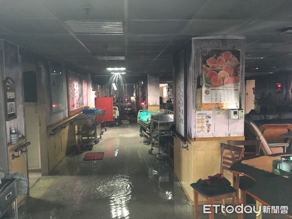 ▲▼台北醫院7樓火場灑水系統正常運作。（圖／記者陳以昇翻攝）