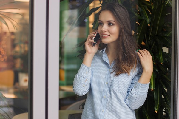 ▲女人,上班族,襯衫,講電話,開心。（圖／取自免費圖庫Pixabay）