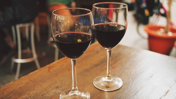 ▲喝酒,紅酒,高腳杯。（圖／取自免費圖庫Pixabay）