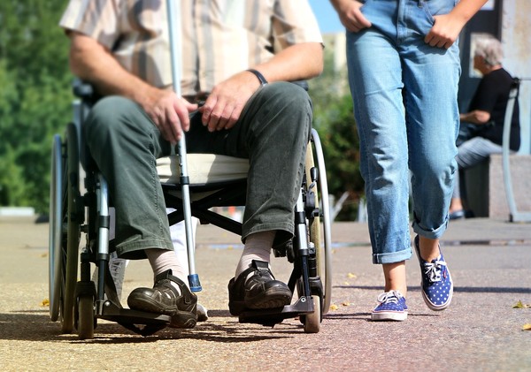 ▲▼老人,拐杖,老年,照護,輪椅,看護,行動不便。（圖／翻攝自pixabay）