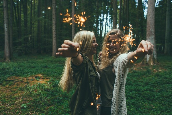 ▲閨密,好姐妹,朋友,仙女棒,森林,慶祝,快樂,開心。（圖／取自免費圖庫Pixabay）