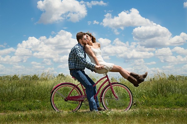 ▲情侶,談戀愛,愛情,甜蜜,騎腳踏車,感情,夫妻。（圖／取自免費圖庫Pixabay）